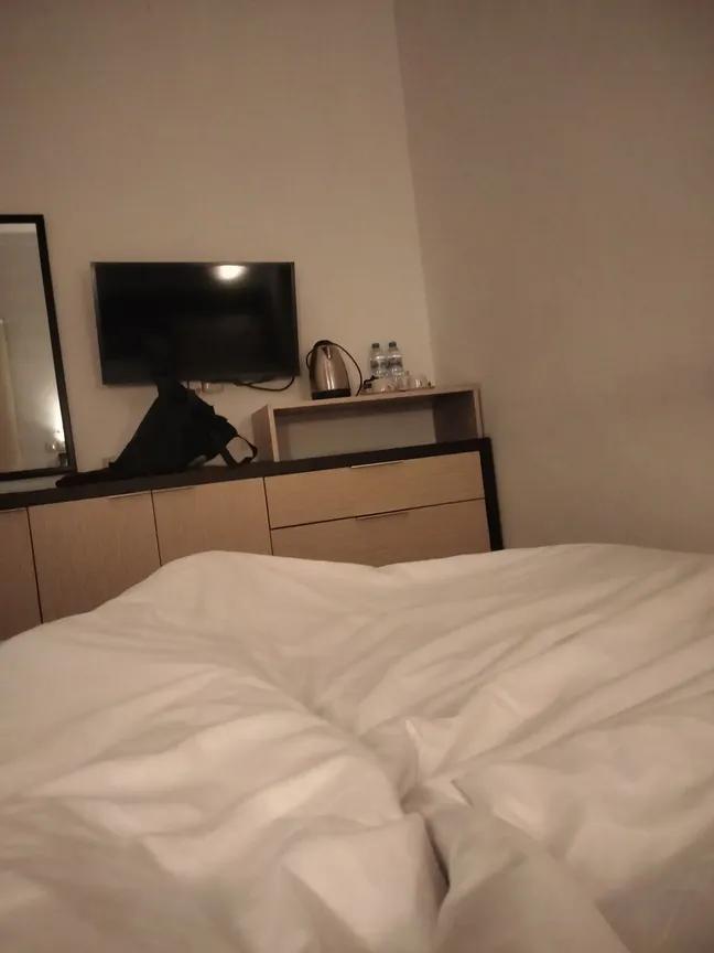 Abangsaty's tweet photo. Dapet kamar hotel gratis tapi sendirian. https://t.co/YDWU6lZ8cZ