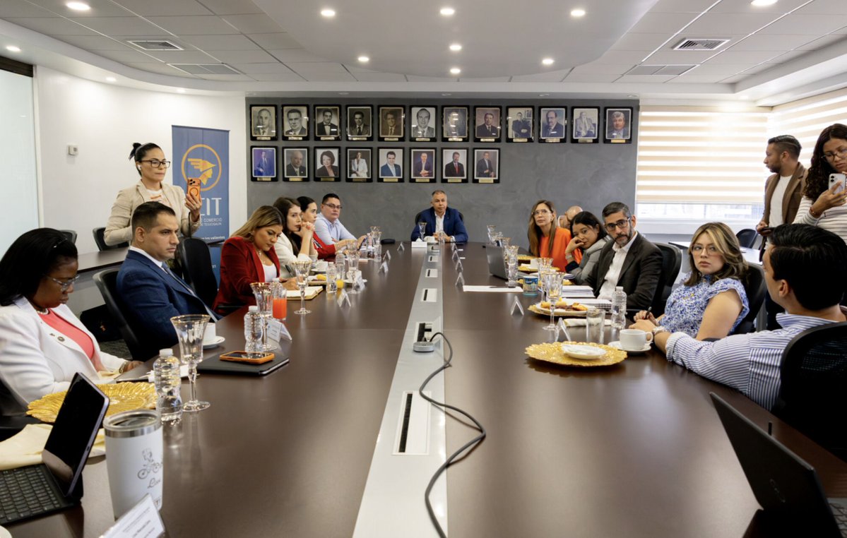 ccithn's tweet photo. Cámara de Comercio e Industria de Tegucigalpa y diputados del Congreso Nacional de Honduras, representantes del departamento de Francisco Morazán, sostuvieron una importante reunión en la que se abordaron diversos anteproyectos de ley que próximamente serán discutidos en el Legislativo.

Estos espacios de diálogo fortalecen la relación entre el Estado y el sector productivo, promoviendo consensos y generando condiciones que impulsen la inversión, la competitividad y el desarrollo económico del país.