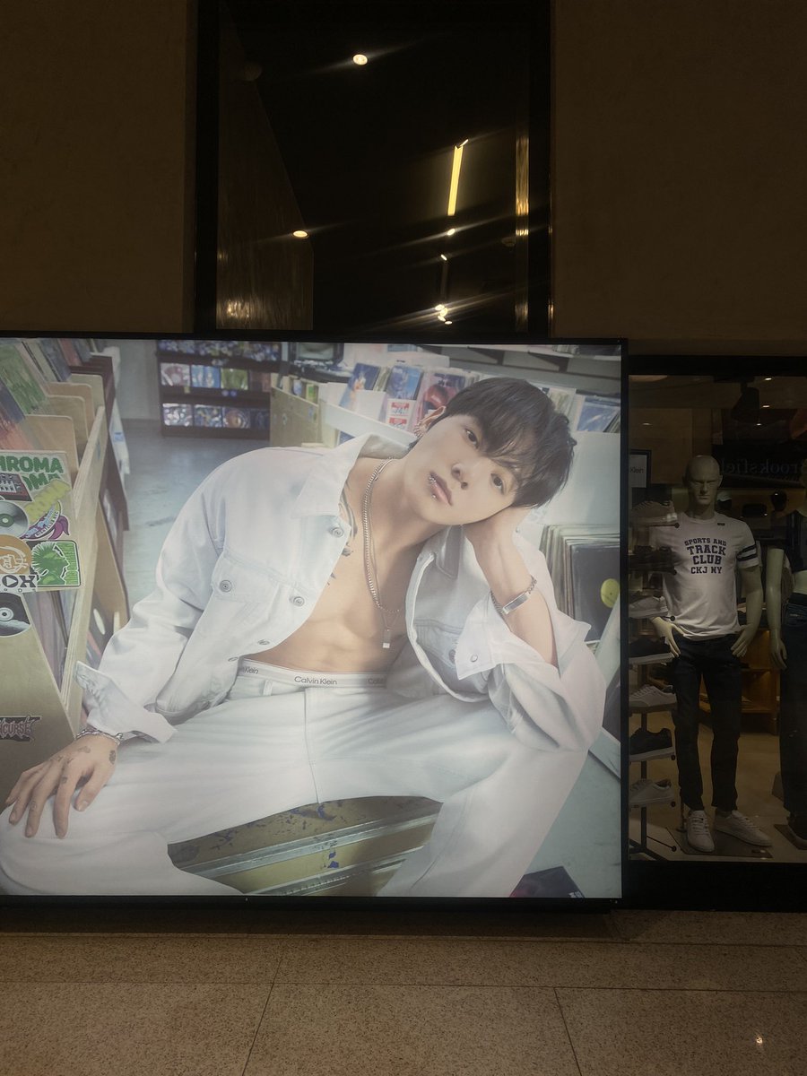 lay tweet media