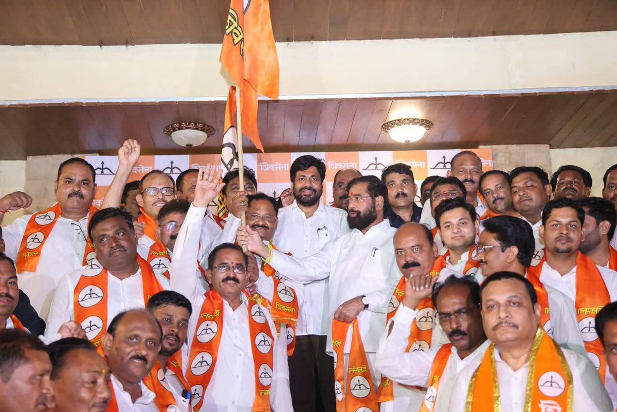 Shivsenaofc's tweet photo. 📍 #मुंबई |

बच्चू कडू यांच्या प्रहार संघटनेतील अनेक नेते, पदाधिकारी तसेच राष्ट्रीय काँग्रेस पक्षातील विविध पदाधिकाऱ्यांनी आज शिवसेनेचे मुख्य नेते व उपमुख्यमंत्री मा. ना. श्री. एकनाथ शिंदे यांच्या प्रमुख उपस्थितीत भगवा झेंडा हाती घेत #शिवसेना पक्षात जाहीर प्रवेश केला. या सर्वांचे पक्षात स्वागत करून भावी यशस्वी वाटचालीसाठी त्यांना एकनाथ शिंदे यांनी शुभेच्छा दिल्या. 

यात #अमरावती जिल्हा बँकेचे माजी अध्यक्ष आणि काँग्रेसचे तालुका अध्यक्ष सुधाकर भारसाखळे, दर्यापूर काँग्रेसचे माजी शहर अध्यक्ष दिलीप चव्हाण, गजानन जाधव, प्रभाकर कोरपे, राजू कराळे, गजानन देवताळे, साहेबराव भदे, राजेश खेडकर यांच्यासह अमरावती आणि दर्यापूर येथील अनेक पदाधिकारी आणि कार्यकर्त्यांचा समावेश होता. 

यावेळी मंत्री संजय राठोड, आमदार बच्चू कडू, शिवसेना पदाधिकारी आणि शिवसैनिक मोठ्या संख्येने उपस्थित होते.

#Shivsena #EknathShinde #maharashtra #Shivsenapakshapravesh
