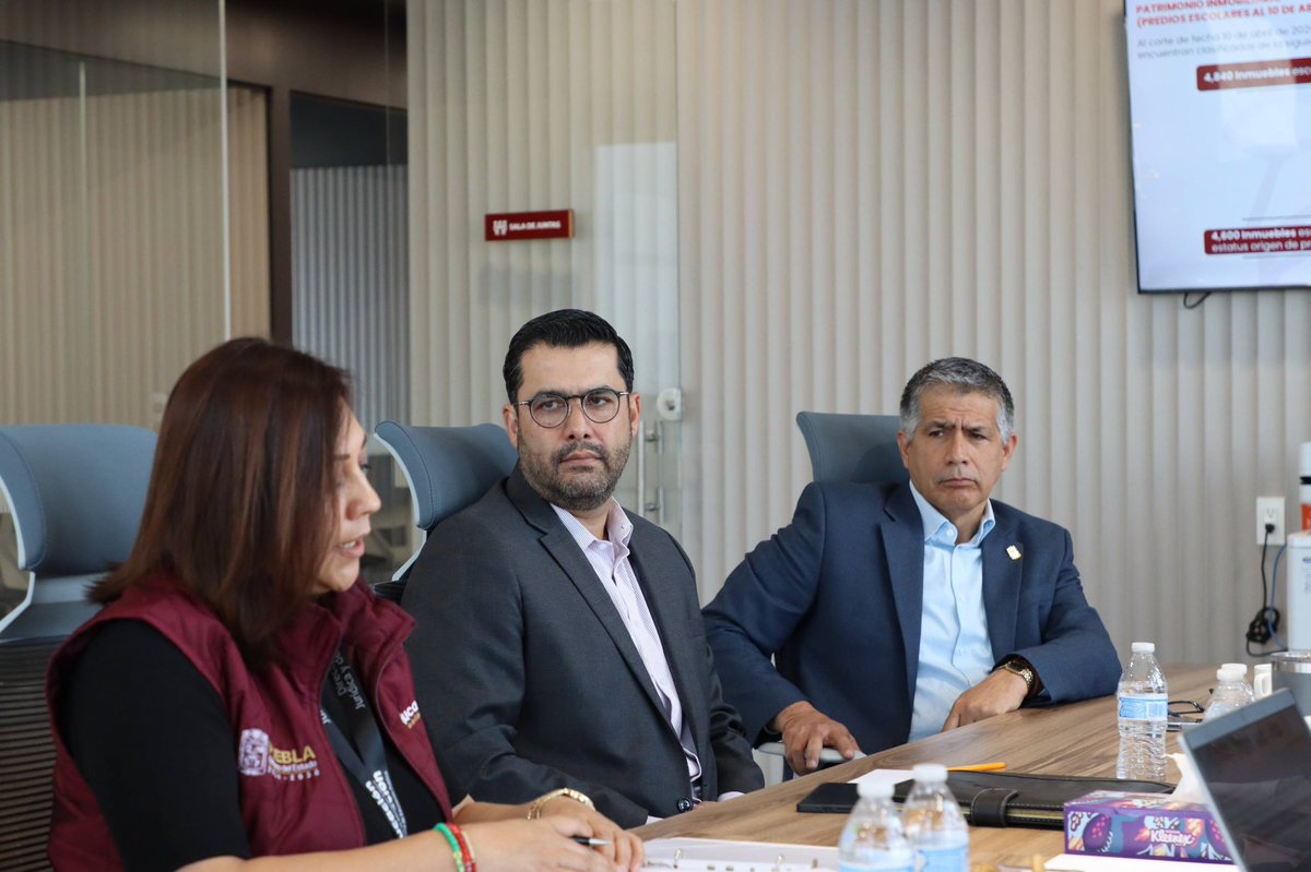 SPFAGobPue's tweet photo. Nuestra titular @DanielaSPFA , acompañada de los subsecretarios de Administración, Ángel Pérez Portada, y de Ingresos, @C_CastellanosG , sostuvo una reunión de trabajo con Gloria Álvarez España, Directora de Asuntos Jurídicos de la @SEPGobPue, con el objetivo de fortalecer la coordinación entre dependencias y brindar certeza jurídica a los planteles educativos en beneficio de las y los estudiantes poblanos. 🤝📚✨

Gracias a la visión de la presidenta @Claudiashein y del gobernador @armentapuebla_ , seguimos impulsando acciones concretas que fortalecen la legalidad, el desarrollo educativo y el bienestar de las familias poblanas. 🙌

#PorAmorAPuebla