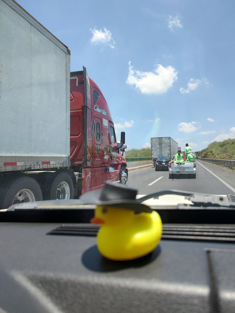 EGEAGTech's tweet photo. @CAPUFE | #TheHardLine
Unidad descompuesta en el km 46 de la 150D en la 145D en dirección a Córdoba, VZ
Sin auxilio vial de @CAPUFE, peajes caros que solo golpean la economía nacional sin responsabilidad alguna.
#BrotheroftheHighway https://t.co/HzcJMWKe0K