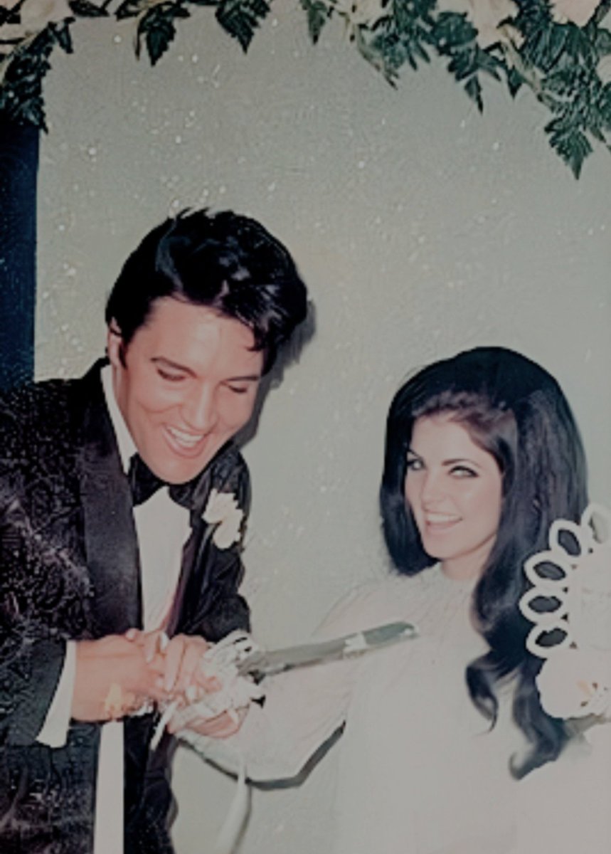 alexanjk1123's tweet photo. May 29 1967;
Elvis and Priscilla wore their wedding outfit again at a reception hold at Graceland for friends, relatives and employees.
#ElvisHistory 
#Priscilla #Elvis https://t.co/MKcmuni5FI