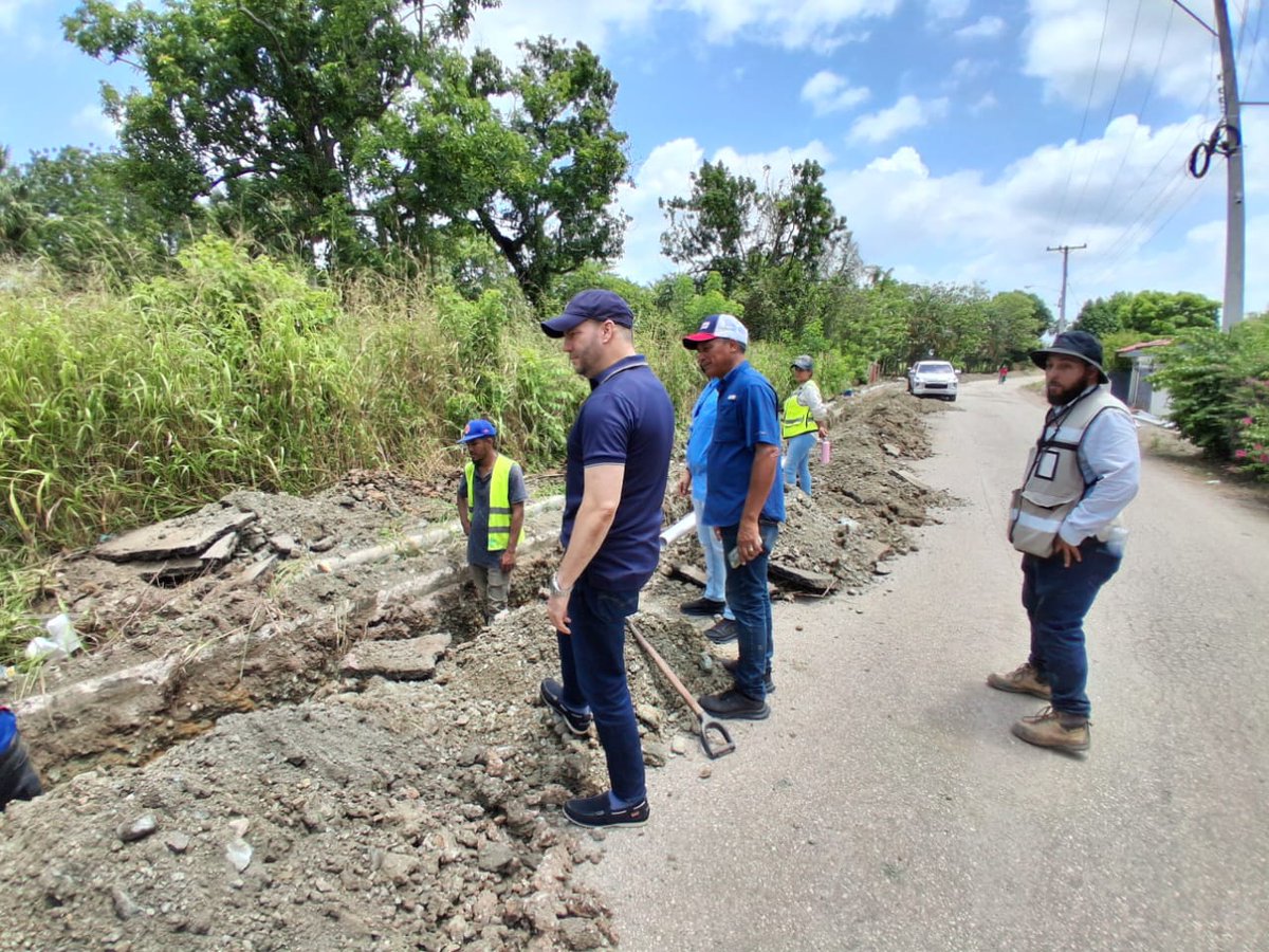coraamocard's tweet photo. Nuestro director general, Reynaldo Méndez (Sandy), supervisó junto a su equipo técnico los trabajos de construcción de pozos tubulares y ampliación de redes que ejecuta CORAAMOCA en comunidades de Cayetano Germosén, San Víctor, El Higuerito, Parte Arriba y Las Lagunas.
#CORAAMOCA https://t.co/HPuL5RG12K