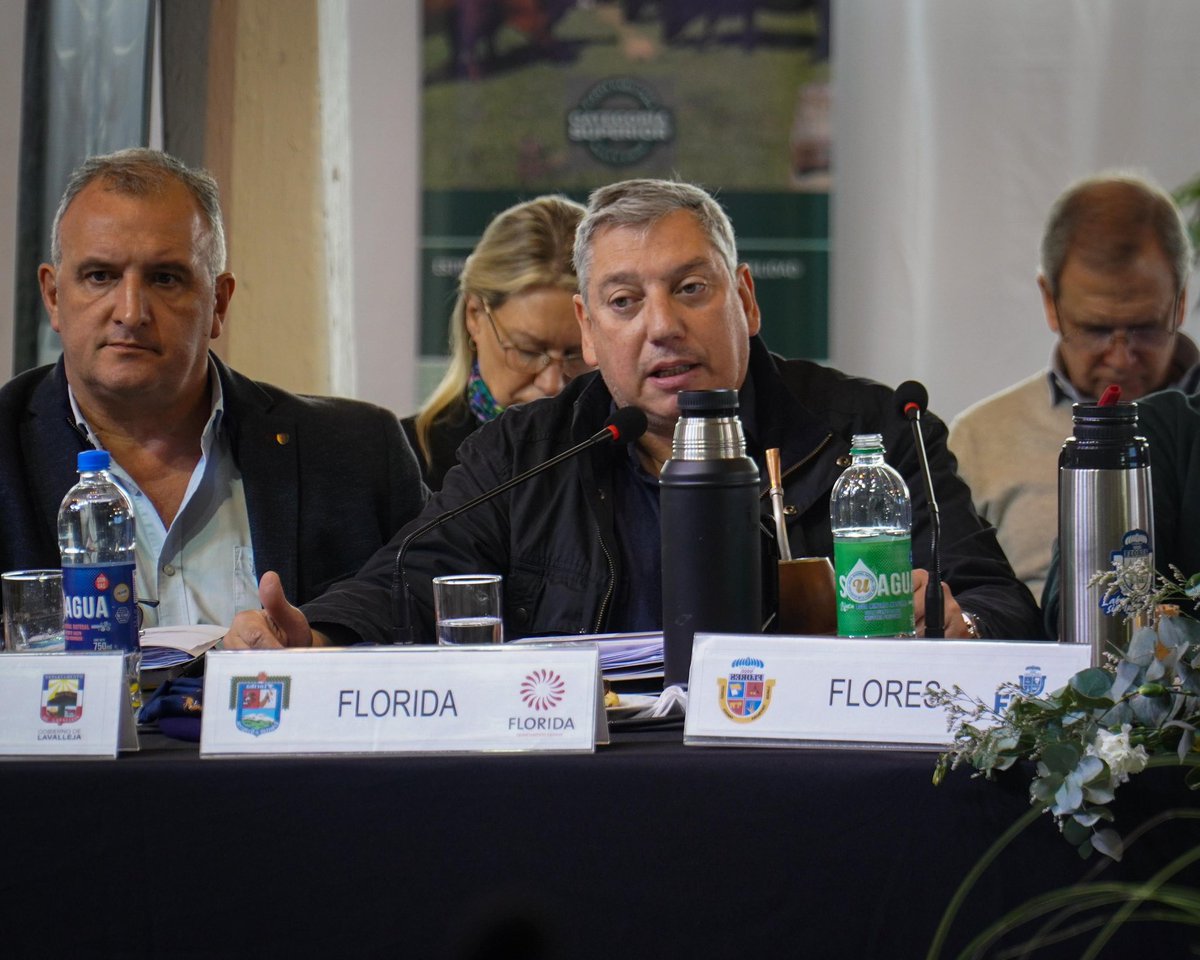 FloridaIDF's tweet photo. El Int, @PajaroEnciso, se encuentra participando de la 13ª Sesión Plenaria del @cintendentesuy.
Durante la jornada, autoridades recibieron a representantes de la Federación Rural para intercambiar sobre la situación del sector productivo y la realidad del interior del país. https://t.co/mZgho3q0Pz