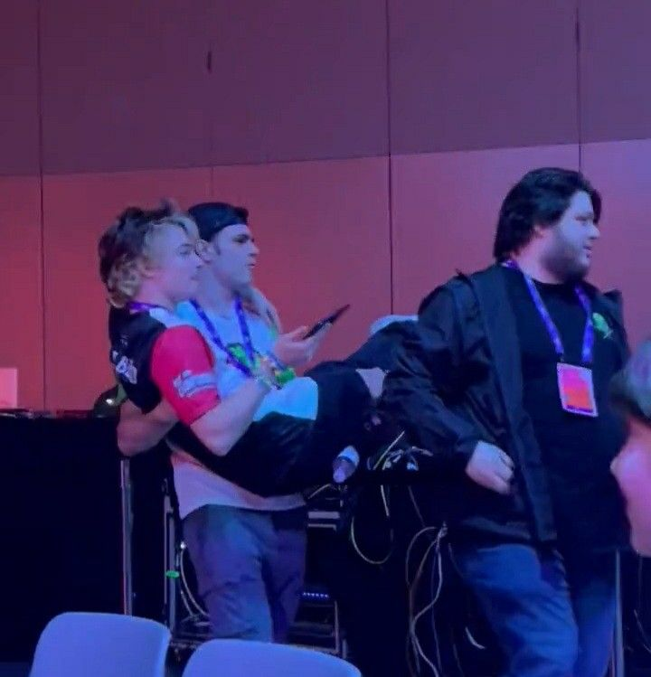 carstairsfox's tweet photo. the urge everyone gets to pick Tubbo up and carry him https://t.co/ujN42jxU8e