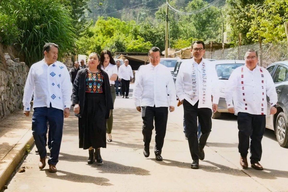 JAlbertoG_R's tweet photo. #PresenciaEnTerritorio | En un esfuerzo conjunto y sin precedentes entre el Poder Judicial y el gobierno del estado de Morelos, hoy se llevó a cabo la inauguración de la Casa de Asesoría Jurídica Intercultural, del Instituto Federal de la Defensoría Pública @defensoriaifdp en el municipio indígena de Hueyapan. 

Al evento asistieron, el Ministro Presidente Hugo Aguilar Ortiz @HugoAguilarOrti y el Ministro Irving Espinosa Betanzo @IrvingEspinosa_ de la Suprema Corte de Justicia de la Nación @SCJN ; el Mtro. Néstor Vargas Solano, Presidente del Pleno del Órgano de Administración Judicial; la Mtra. Catalina Ramírez Hernández, Integrante del Pleno del @OAJ_Mex ; la Lda. Margarita González Saravia, @margarita_gs Gobernadora del estado de Morelos; el Magistrado Rufino H. León Tovar, Integrante del Tribunal de Disciplina Judicial; y el titular del IFDP, Magistrado Benjamín Rubio Chávez.

Este espacio tiene como objetivo acercar los servicios de asesoría y representación a las Pueblos y Comunidades Indígenas de la región, a fin de garantizar un acceso efectivo, humano y sensible a la justicia; reconociendo el contexto cultural y lingüístico. 

Desde el Órgano de Administración Judicial y con #PresenciaEnTerritorio, refrendo mi compromiso de #ServirConTransparencia, a través de una justicia cercana y accesible a Pueblos y Comunidades Indígenas del país.