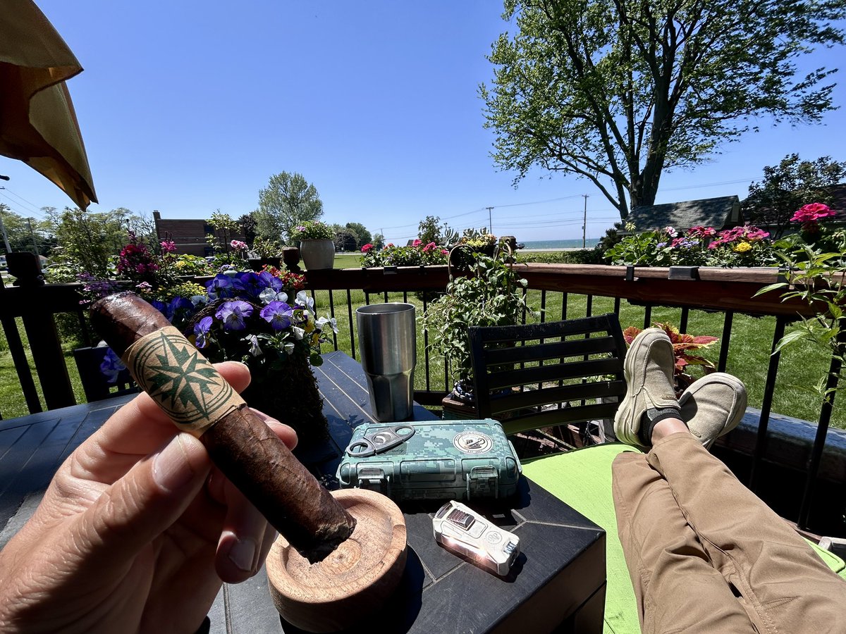 mjanzalone's tweet photo. This Aria Exclusive Corojo Habano Maduro cigar @yyoeliza seems to pair very well with post gardening w/brother at parent’s home, Coppa/prosciutto/tomato/provolone sandwich &amp; lastly r&amp;r time on the back deck enjoying a wavy Lake Erie in the distance. This cigar never disappoints. https://t.co/G2rIvTOc0a