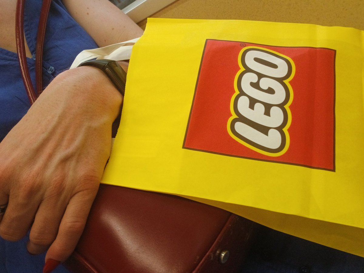 mybrainfudge's tweet photo. Shopping mit dem @dergoega . Diesmal nur die kleine Tüte. 🙄 #LEGO https://t.co/aar2TK0UQ5