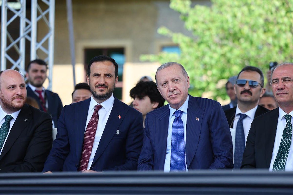 beytullahcicen_'s tweet photo. Bugün; bir çağın kapılarını açan büyük fethin gururunu, bayramın bereketiyle birlikte yaşadık.

Cumhurbaşkanımız Sayın @RTErdogan’ın teşrifleriyle Haliç Kongre Merkezi’nde düzenlenen “İstanbul’un Fethi’nden Gönüllerin Fethine” programına katıldık. 🇹🇷

Fatih Sultan Mehmed Han’ın emaneti olan bu aziz şehir; sadece surların değil, gönüllerin de fethedildiği kutlu bir medeniyetin merkezidir.

Ecdadımızdan aldığımız ilhamla; inançla, heyecanla ve gençliğin gücüyle bu kutlu mirası geleceğe taşımaya devam edeceğiz.

Fatih Sultan Mehmed Han’ı, Akşemseddin Hazretleri’ni, fetih şehitlerimizi ve bu kutlu mirası bizlere emanet eden tüm ecdadımızı rahmet, minnet ve dualarla yâd ediyoruz.

Programa ev sahipliği yapan AK Parti İstanbul İl Başkanımız @abdullahozdemir’e teşekkür ediyorum.

Fethin 573. yılı kutlu olsun 🇹🇷