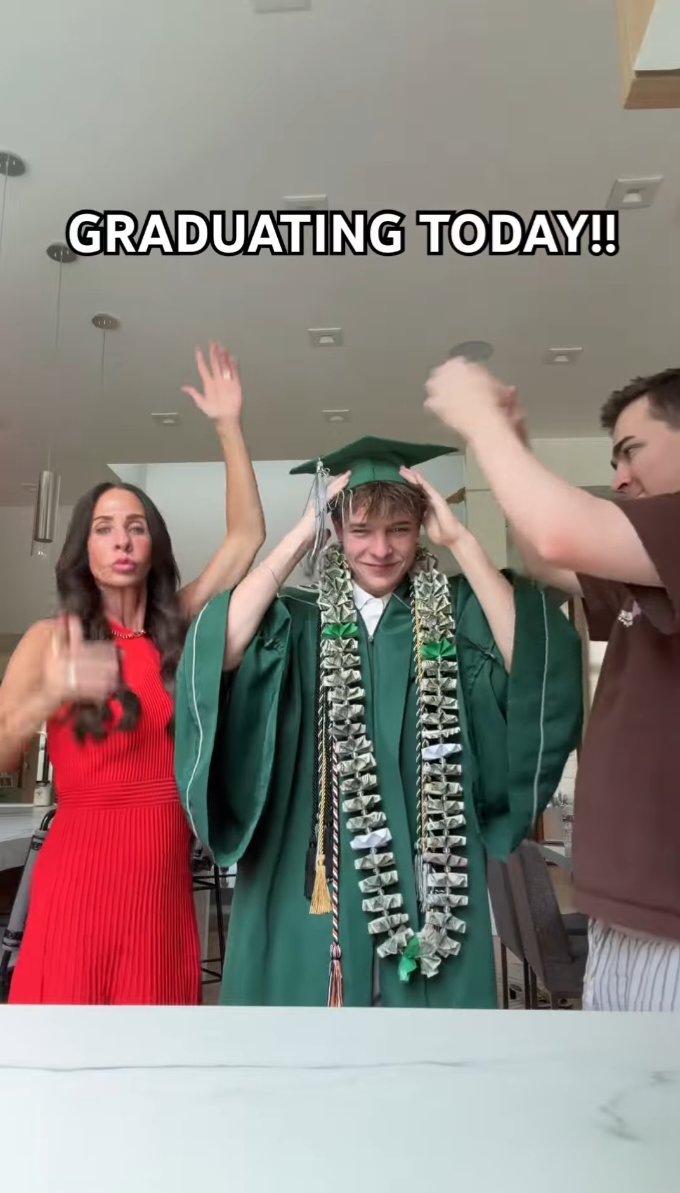 CruzzUpdates's tweet photo. Cruz Graduation Outfit 👀🔥 https://t.co/FCNSWJTDpc