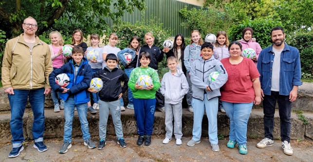 fv19111's tweet photo. Übergabe der Ballspende des Germersheimer Fußballvereins an die Tullaschule

Am Freitag, den 8. Mai wurde durch den 1. Vorsitzenden des Germersheimer Fußballvereins Adrian Pfeifer eine Ballspende mit diversen Fußbällen an die Gottfried Tulla Grundschule übergeben. ⚽⚽⚽⚽⚽⚽⚽ https://t.co/LAouA7cS9e