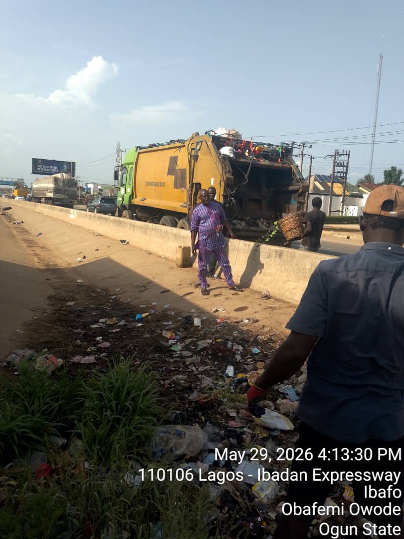 OGWAMA2's tweet photo. @MoweTwitta As part of our ongoing efforts,  waste evacuation exercise was carried out today at the Mowe–Ibafo median. The curbing of open defecation in the area is still in progress, and we strongly urge the Mowe–Ibafo community to continue working with us at OGWAMA to ensure the https://t.co/I96KHHlOr0