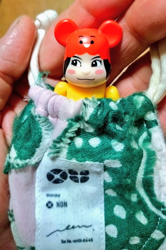 potechiemperor's tweet photo. 禅語「明珠在掌」
輝く宝物はすでに自分の手のひらの上にある
左 能年ちゃんの手のひらのスライム
右 私の掌のワルイちゃん + OUI OU
スライムは明珠(美しく輝く宝珠)の暗喩と思っています
#OUIOU
#のん #能年玲奈 https://t.co/PlagmdNFRa