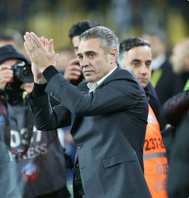 emrepersie0's tweet photo. Fenerbahçe taraftarı Ersun Yanal’a yapılan haksızlıkları unutmadı. 6 yıldır Fenerbahçe camiası bu anı bekledi şimdi Fenerbahçe hocasına kavuşuyor. #SonŞampiyonYuvaya https://t.co/piJS8lzBij