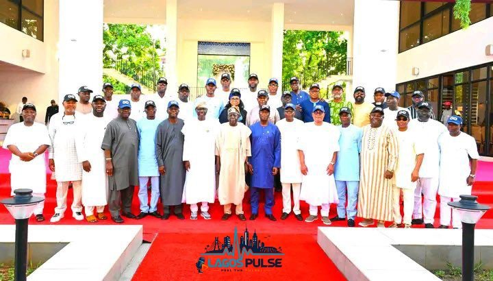 lagospulseng's tweet photo. Lagos APC House of Representatives candidates, led by Governor Babajide Sanwo Olu, paid a thank you visit to President Bola Ahmed Tinubu. The meeting underscored the party's unity, strength, and commitment to delivering progress for Lagos and Nigeria. https://t.co/NnWummwZPW