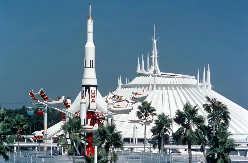 HistoryAtDisney's tweet photo. View of Tomorrowland at the Magic Kingdom with the Star Jets in the foreground and Space Mountain in the background. 

Do you miss the all-white theming of Tomorrowland or do you prefer the 1994 New-Tomorrowland theme? https://t.co/kvjRJ4upGJ