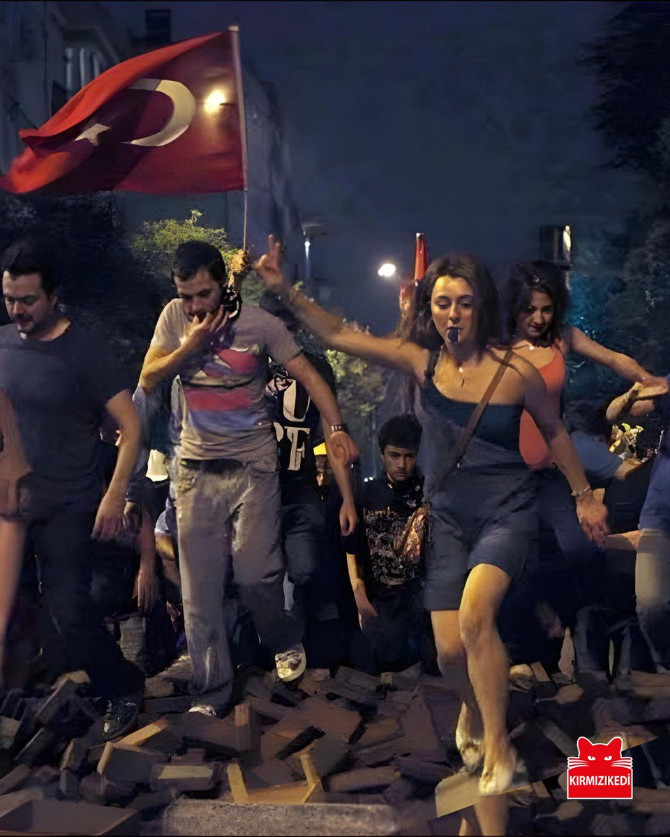 krmzkedikitap's tweet photo. “Gecenin ardından gün nasıl doğuyorsa adaletsizlik de bir gün son bulacaktır. Zorbalığın ölümünü de göreceğiz, ışığın ve mucizelerin doğuşunu da.”
Necib Mahfuz

#Gezi13Yaşında #Gezi https://t.co/wFLg5gnYOP