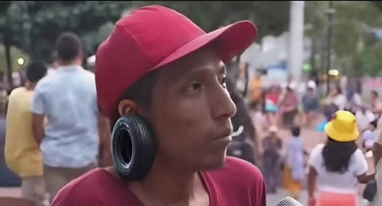 ObakeYT's tweet photo. @annyberon Me encontré con un chico que tenía un arete y le dije ¿Oe por que te pones ese arete por que no te pones una llanta? https://t.co/heGGgYJJuW