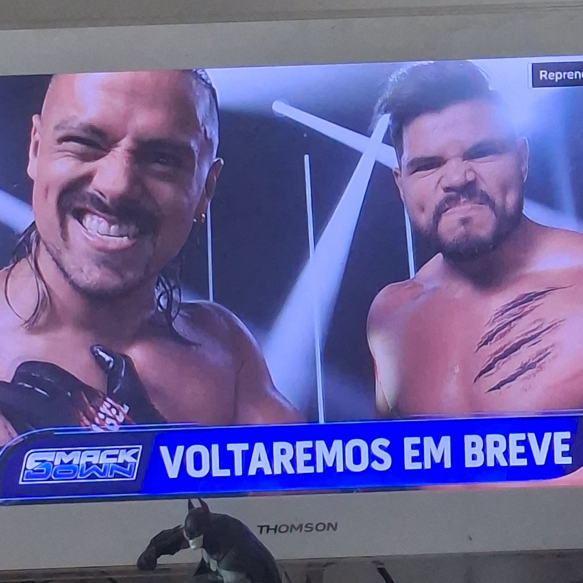 BloodySeb's tweet photo. J'en peux plus de cette musique. #WWESmackDown https://t.co/Au0zHpGfAz