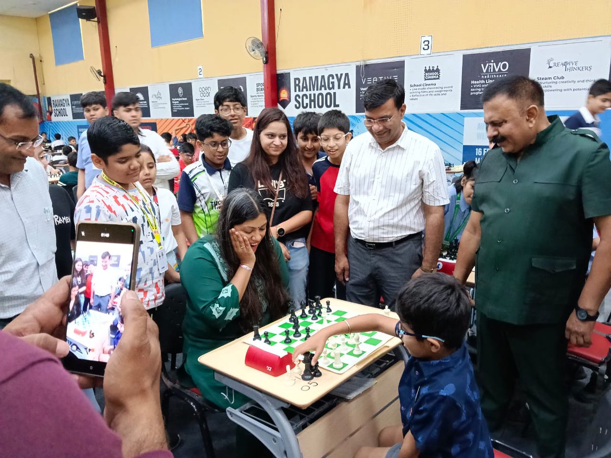 MedhaRoopam's tweet photo. जिला प्रशासन द्वारा जिला स्तरीय ��तरंज प्रतियोगिता का अयोजन रामाज्ञा पब्लिक स्कूल, नोएडा में किया गया। प्रतियोगिता में 235 खिलाड़ियों ने उत्साहपूर्वक प्रतिभाग किया। आगामी दिनों में विभिन्न खेल प्रतियोगिताओं का होगा आयोजन, अधिक से अधिक बच्चे करें प्रतिभाग। @CMOfficeUP @UPGovt https://t.co/y2zQNkCyec