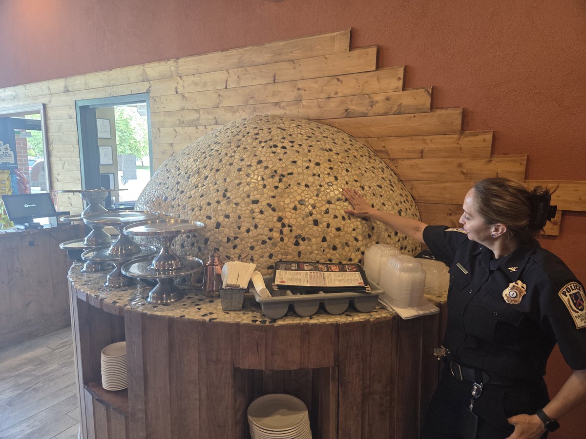 PurcellvillePD's tweet photo. Community Policing in Action!🤝🍕
Yesterday we visited 900 Degree Pizza &amp; discussed community safety concerns, including the rise of electric scooters around the shopping center. We appreciate the opportunity to work together to keep Purcellville safe &amp; connected. https://t.co/qryYJVGE4L