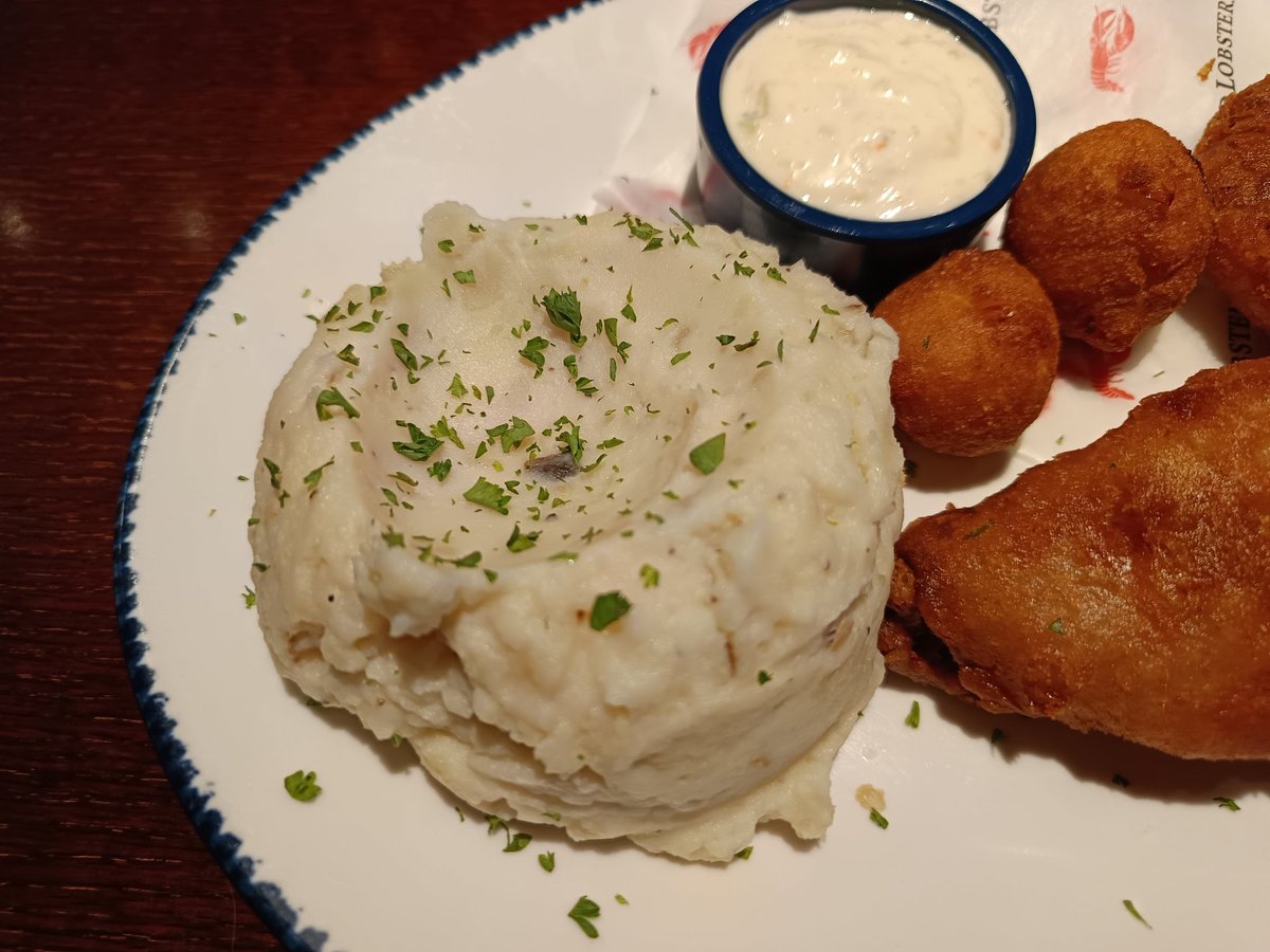 RLLoverJoe's tweet photo. Next, Fish &amp; Chips Friday: Beer-battered, wild-caught cod served with mashed potatoes, coleslaw and hush puppies. @RedLobster Georgesville Rd #RedLobster Columbus Ohio https://t.co/2Ej0hmypgx