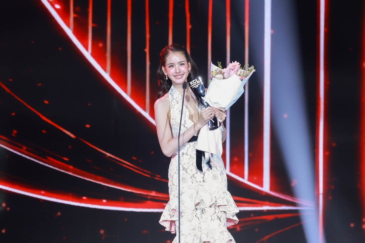 Entup2date's tweet photo. มงลง! “โบว์ เมลดา” คว้านักแสดงนำหญิงยอดเยี่ยม คมชัดลึกอวอร์ด
“ญดา - อุ้ม - แบม” แท็กทีมเดินพรมแดงสะกดทุกสายตา
https://t.co/R1mpD56Qzn
#BowMalada #yadarilya
#Oomeisaya #BamSaralee
#คมชัดลึกอวอร์ดครั้งที่22
#KCLAWARDS2026
#KCL2026 https://t.co/QH6Zh1Mutn