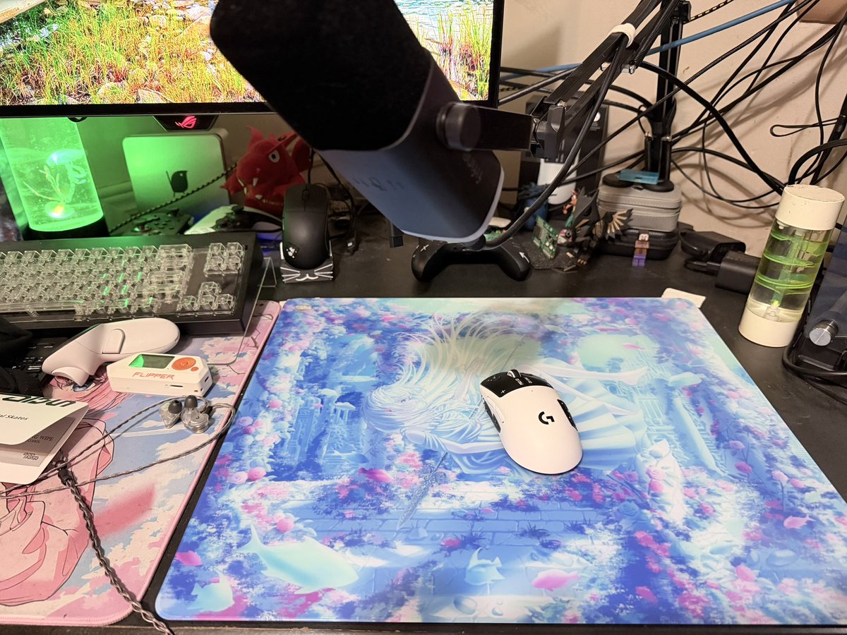 G0dSoldier316's tweet photo. Thanks 😊 @UnclePanda68503 love the beautiful 😻 glass!! Very thin. The texture is amazing on the mouse pad. You can fill the actual texture in the movements of the mouse. I love that it comes with a fragrance tablet super unique item to have in a mouse pad. artwork is beautiful! https://t.co/9DwIPyr4fy