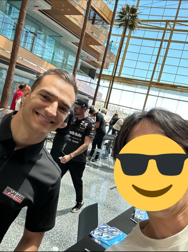 BHTAPy's tweet photo. DavidにTakumaも言ってたけどまだ若いしチャンスあるから頑張ってって伝えたらオーTakumaって笑
日本に初めて行くけどどこ行けばいい？聞かれたらから月並みにトーキョー、オーサカって答えておきました笑
Palouとも写真とれたし、サインコンプリート！
#Indy500
#DetroitGP
#DavidMarukas
#AlexPalou https://t.co/rXqc4ucx0I