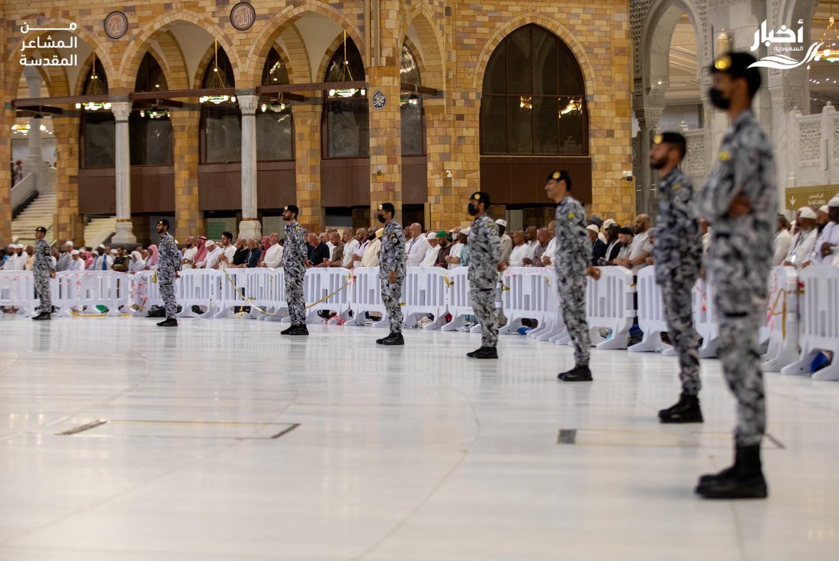 SaudiNews50's tweet photo. بين الحشود.. رجال الأمن.

- https://t.co/B5w0dNIex4