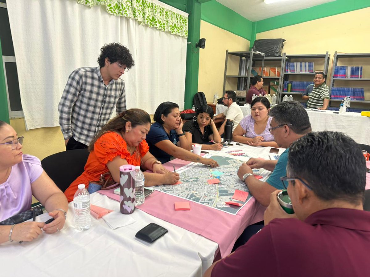 imoveqroo's tweet photo. 🚶‍♀️🚲 ¡Seguimos construyendo una movilidad más segura desde las aulas!

Trabajamos de manera simultánea en los municipios de Benito Juárez y Playa del Carmen, llevando el proyecto “Caminar y Rodar a la Escuela” en colaboración con la @EducacionQR, @ITDPmx e @implancancun https://t.co/xTDkTEviPT