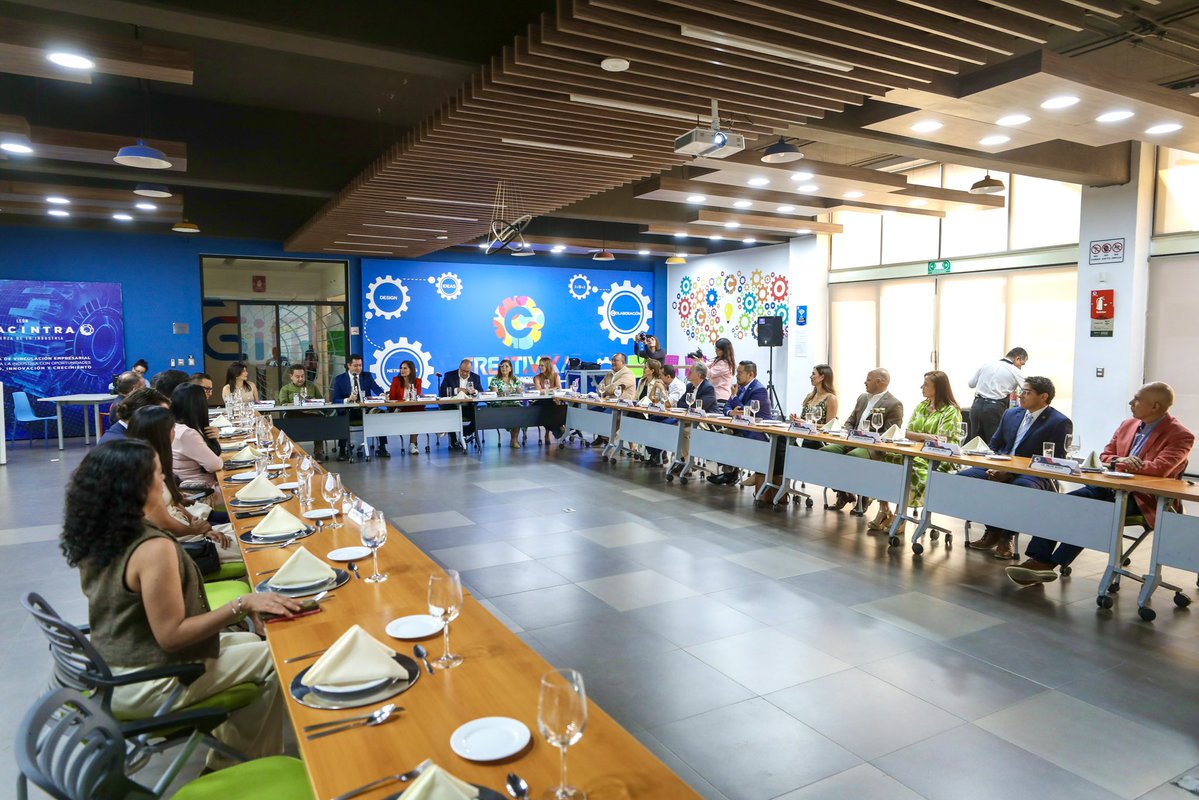 AleGutierrez_mx's tweet photo. ¡Llegar a CANACINTRA es también sentirse en casa! 🏠🦁

Gracias, amigos de la gran familia de CANACINTRA, por permitirnos compartirles el programa de inversión. Aquí también venimos a escucharlos y a sumar sus voces, que son muy importantes. 🤝🏻✨

Y ya que estábamos en ambiente de familia, de una vez le partimos su pastel por su cumpleaños a mi querido Pepe Chuy. 🎂🎉

¡Todo el éxito!
