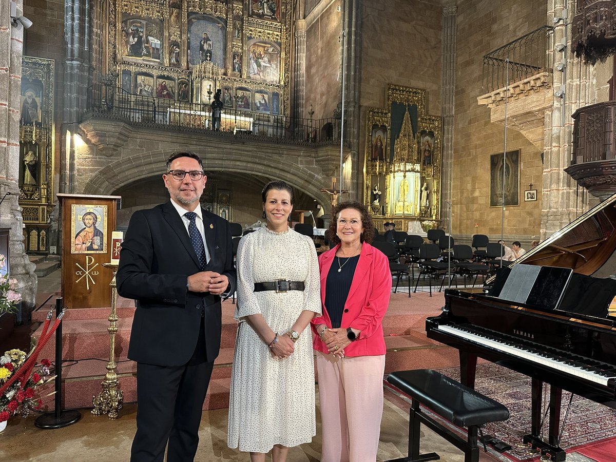 PSOEAytoAvila's tweet photo. 🌹Asistimos al concierto de @OCRTVE, dentro del ciclo “Auralia”.

🎼Apoyamos iniciativas que acercan música y arte a la ciudadanía, contribuyendo a poner en valor el patrimonio histórico y cultural, en un entorno incomparable como el Monasterio de Santo Tomás. https://t.co/7FjMAXvH0t