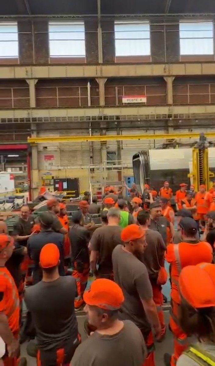 npa_revo's tweet photo. Coup de chaud aux ateliers SNCF de Quatre Mares

Hier après-midi au technicentre industriel SNCF de Rouen Quatre Mares, alors que les températures étaient particulièrement étouffantes dans tous les ateliers dès la prise de poste, notamment aux essieux où il a fait plus de 40 degrés, les réunions d’équipe ont été mouvementées. Partout les travailleurs se sont plaints de la chaleur à leurs chefs, en dénonçant le manque de point d’eau et de matériel pour se rafraîchir en quantité suffisante pour tout le monde, et partout leurs DPX leur ont répondu qu’il faut s’hydrater et faire des pauses, tout en restant raisonnable pour ne pas diminuer la production. Ils ont dû penser « Allez au boulot ! »… mais non, les travailleurs de Quatre Mares ont décidé collectivement que c’était hors de question de travailler dans ces conditions.

A 13 heures, une centaine d’agents de tous les secteurs s’est retrouvée dans le bâtiment principal au carrefour de la liberté, lieu habituel des assemblées générales, pour discuter et faire entendre leur mécontentement. Le sous-directeur est rapidement venu à leur rencontre pour essayer de faire redescendre la tension en espérant casser le débrayage, mais quand les collègues ont décrit leurs problèmes, il n’a pas trouvé grand-chose à répondre. Face au manque de fontaines d’eau, dont la plupart donnent de l’eau tiède, avec les bureaux des DPX climatisés qui renvoient l’air chaud directement dans les ateliers, ou encore les horaires qui pourraient être aménagés pour éviter les pics de chaleur, le numéro deux de la direction a promis de se retrouver avec les organisations syndicales la semaine prochaine pour réfléchir à un plan d’action… Pour la direction, les conditions insupportables dans les ateliers n’ont pas l’air d’être urgentes.

Le débrayage auquel se sont joints des salariés de Challancin (entreprise sous-traitante de nettoyage) a tenu jusqu’à 16 heures, où un exercice d’alarme incendie est venu interrompre le mouvement, et les collègues de journée ont fini par rentrer chez eux. Cette longue pause de trois heures a permis dans un premier temps à l’ensemble des collègues de rendre cette journée supportable, mais surtout elle a permis à tout le monde de discuter tous ensemble des revendications. La solidarité entre collègues apparaît comme la solution à nos problèmes, et presque toutes les équipes ont pu participer aux débrayages et montrer leur mécontentement.

Dans la journée, l’idée a commencé à émerger qu’il ne faut pas reprendre le travail tant que nos revendications n’ont pas été respectées : si la direction n’a pas de solution, on n’a qu’à rentrer chez nous ! Si ce débrayage n’a pas suffi à imposer ce dont on a besoin pour travailler dans des conditions correctes, il va falloir remettre ça, jusqu’à ce qu’on obtienne satisfaction. Le travail ne doit pas reprendre, n’en déplaise à certains bureaucrates syndicaux.

Si hier ce sont les conditions de travail sous la chaleur qui ont mis en colère l’ensemble de Quatre Mares, demain l’ambiance pourrait continuer à monter alors même que la direction prépare un plan pour nous imposer des badgeuses et venir attaquer directement notre temps de travail. Dans un contexte où le groupe SNCF prépare des attaques contre l’ensemble de ses travailleurs, il faut se saisir de la journée du 10 juin pour commencer à s’y opposer. Il est nécessaire de multiplier les expériences comme celle-là pour imposer à la direction nos revendications.