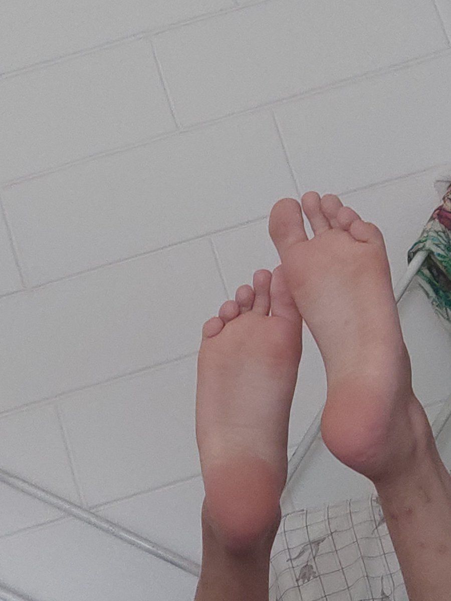 _prettymavi's tweet photo. As solas de uma rainha simplesmente 👑 Eu faria você lamber meus pés e os massagear depois do trabalho igual ao homenzinho idiota que você é 

PODOLATRIA | PACK DO PÉ 

#footfetısh #sellingpics #pés #pé #pack #conteudo #solas #vendofotodope #feetworshi̇p #feet https://t.co/e4cDzjoTYQ