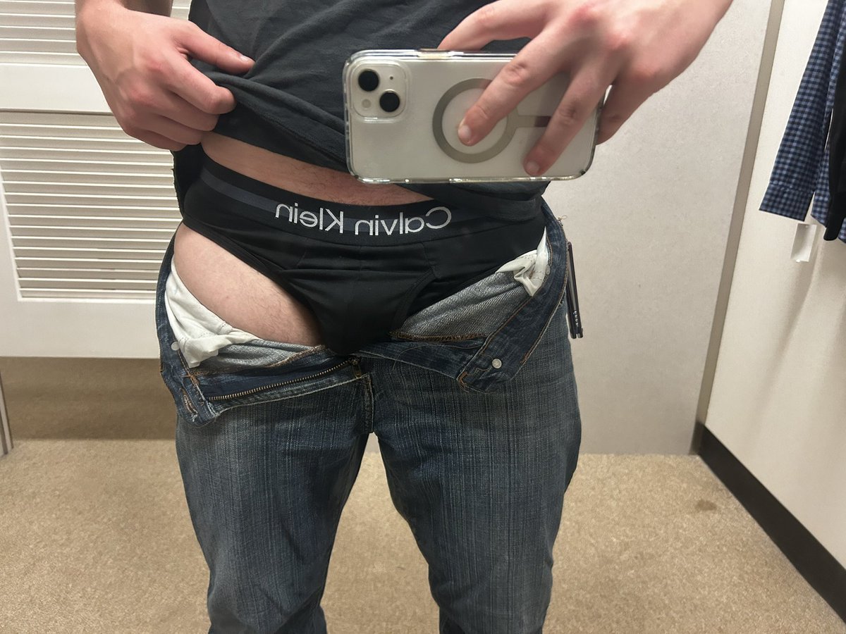 GenZMaster1's tweet photo. love pissing wherever I want🤤 dude in the stall next to me was probably hella confused 😭

#piss #gay #fittingroomfun #publicpiss #paypigs #pervs https://t.co/eyjQ3Ggh5q