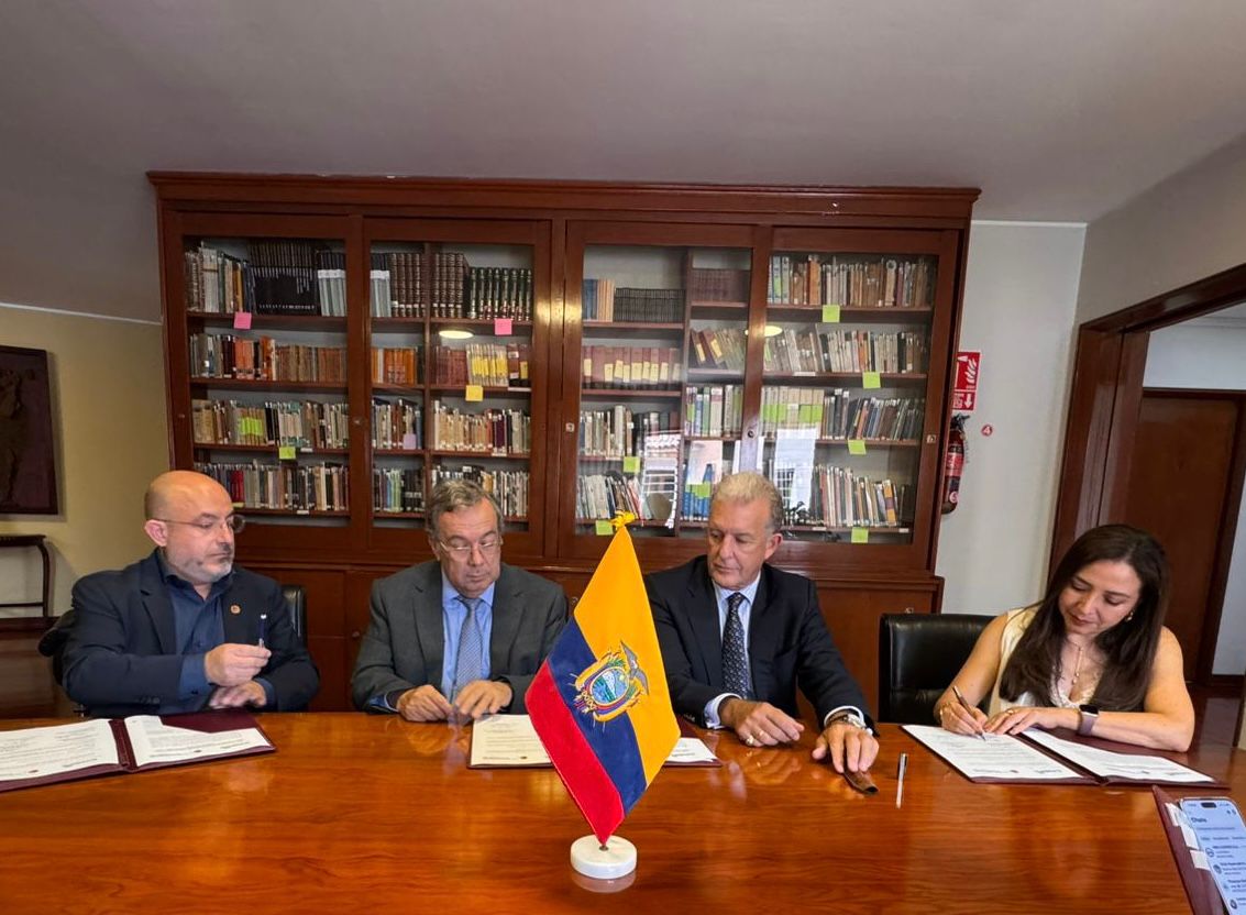 EmbajadaEcuPER's tweet photo. 🇪🇨🇵🇪 Acompañamos la firma del Convenio de Cooperación entre el Plan Binacional Capítulo Ecuador y la Cámara de Comercio Ecuatoriana en el Perú – CAEP.

Un acuerdo que fortalece la presencia empresarial ecuatoriana e impulsa la integración económica entre ambos países.
#CAEP https://t.co/2vgBlnezw2