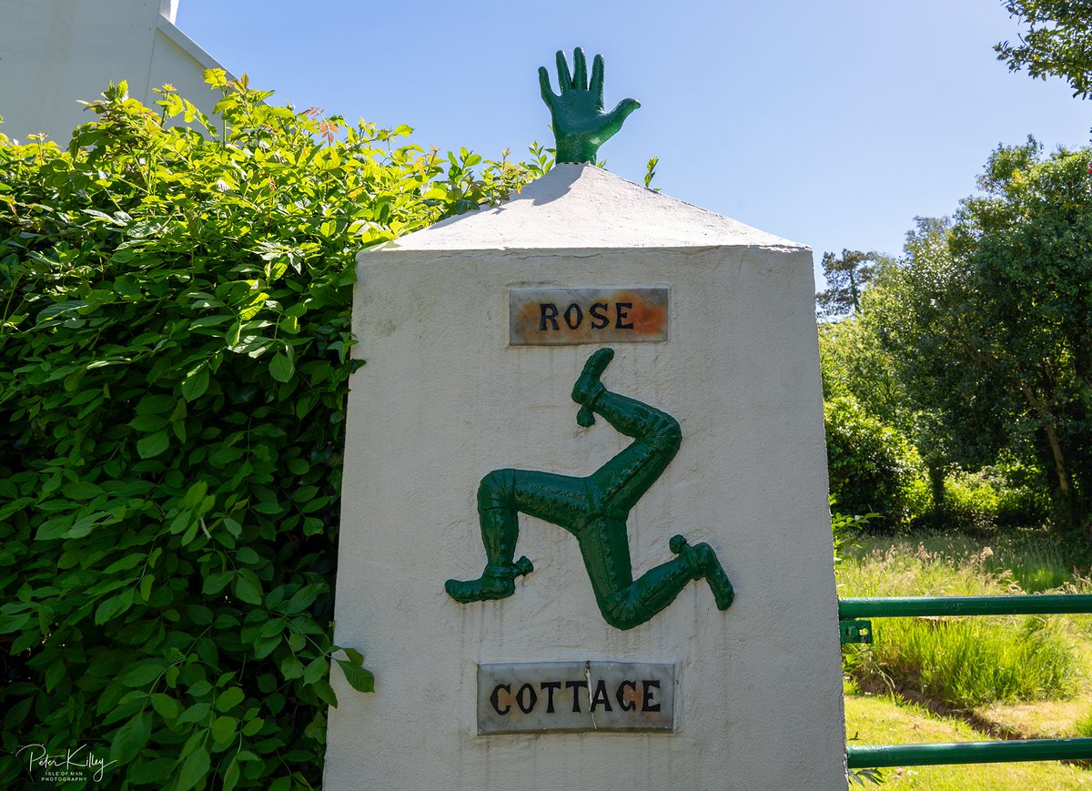 manxscenes's tweet photo. Rose Cottage, Regaby and the hand of the Manx Giant Arthur Caley, the gate pillar has the large cast hand of the Manx Giant Arthur Caley. Measured from floor to the tip of the hand it measures 7’11″ which is exactly the same height of the Manx Giant 🇮🇲 #isleofman #rosecottage https://t.co/PYCf7On2yB