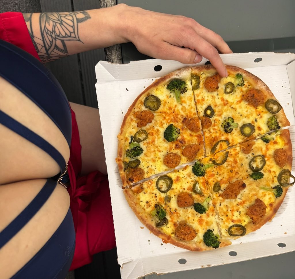 realamarasecret's tweet photo. Man sagt ja, Augen essen mit… aber Hände und Mund auch 😉

Wer will ein Stück von meiner Pizza? 👅🍕 https://t.co/to3NqvWxDI