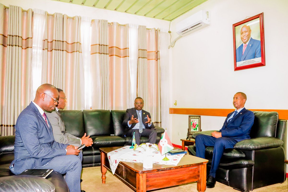 msp_burundi's tweet photo. 🤝 Renforcement de la coordination et de la préparation à la riposte contre #Ebola au #Burundi.
Le Ministre @FideleDr/@msp_burundi a reçu en audience le Directeur Général de l’@AfricaCDC, Dr #jeansaint7 #Kaseya, ce 29 mai 2026, avant de présider une réunion avec les #partenaires au développement du secteur de la santé.
Cette rencontre avait pour objectif de renforcer le cadre de coordination et de collaboration entre le Ministère de la Santé Publique et les partenaires au développement ainsi que de mobiliser les appuis nécessaires pour le financement du Plan de préparation et de riposte à la Maladie à Virus Ebola récemment déclarée en #RDC et en #Ouganda.
A cette occasion, l’@AfricaCDC a annoncé une contribution de plus de 11 millions de dollars américains destinée à soutenir la mise en œuvre du plan national de préparation à cette #épidémie.
#Ebola #SantéPublique #Burundi #AfricaCDC #Préparation #Riposte