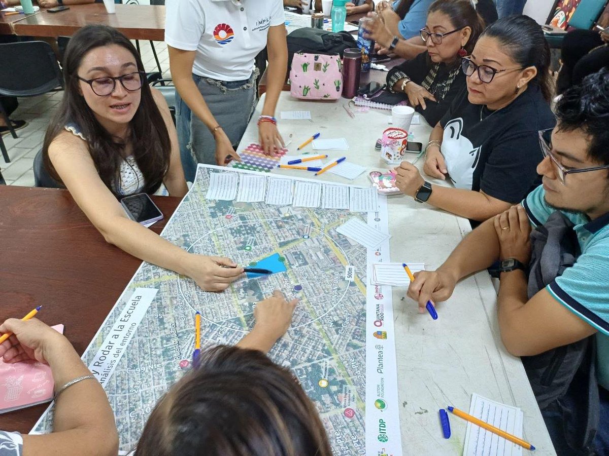 imoveqroo's tweet photo. 🚶‍♀️🚲 ¡Seguimos construyendo una movilidad más segura desde las aulas!

Trabajamos de manera simultánea en los municipios de Benito Juárez y Playa del Carmen, llevando el proyecto “Caminar y Rodar a la Escuela” en colaboración con la @EducacionQR, @ITDPmx e @implancancun https://t.co/xTDkTEviPT