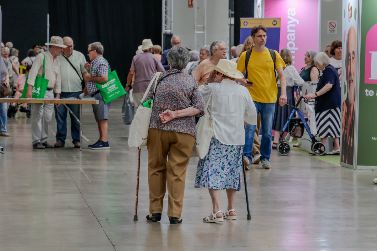 fargahospitalet's tweet photo. 👏FiraGran 2026 tanca portes superant els 29.000 visitants i reivindicant l'envelliment actiu

Luis del Olmo i Begoña del Pueyo han protagonitzat avui el 'Diàleg sobre la vellesa' posant el fermall d'or del Saló.
 
Unes 2.000 persones han participat en la gran Caminada FiraGran. https://t.co/z9F3aQDzjx