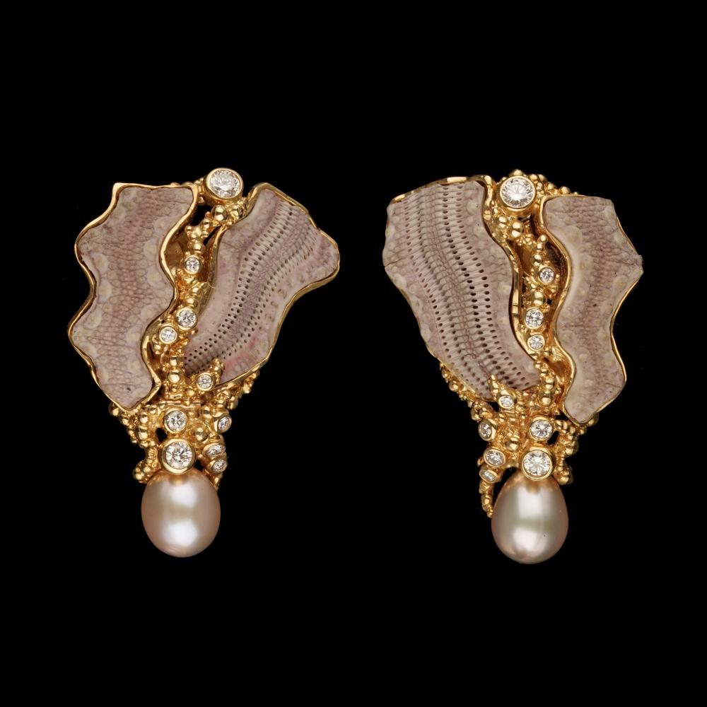 LaModeUnknown's tweet photo. A jewelry ensemble by ✨️Gilbert Albert✨️ made of sea urchins and pearls.🪡 https://t.co/Z4sYuzyWwz