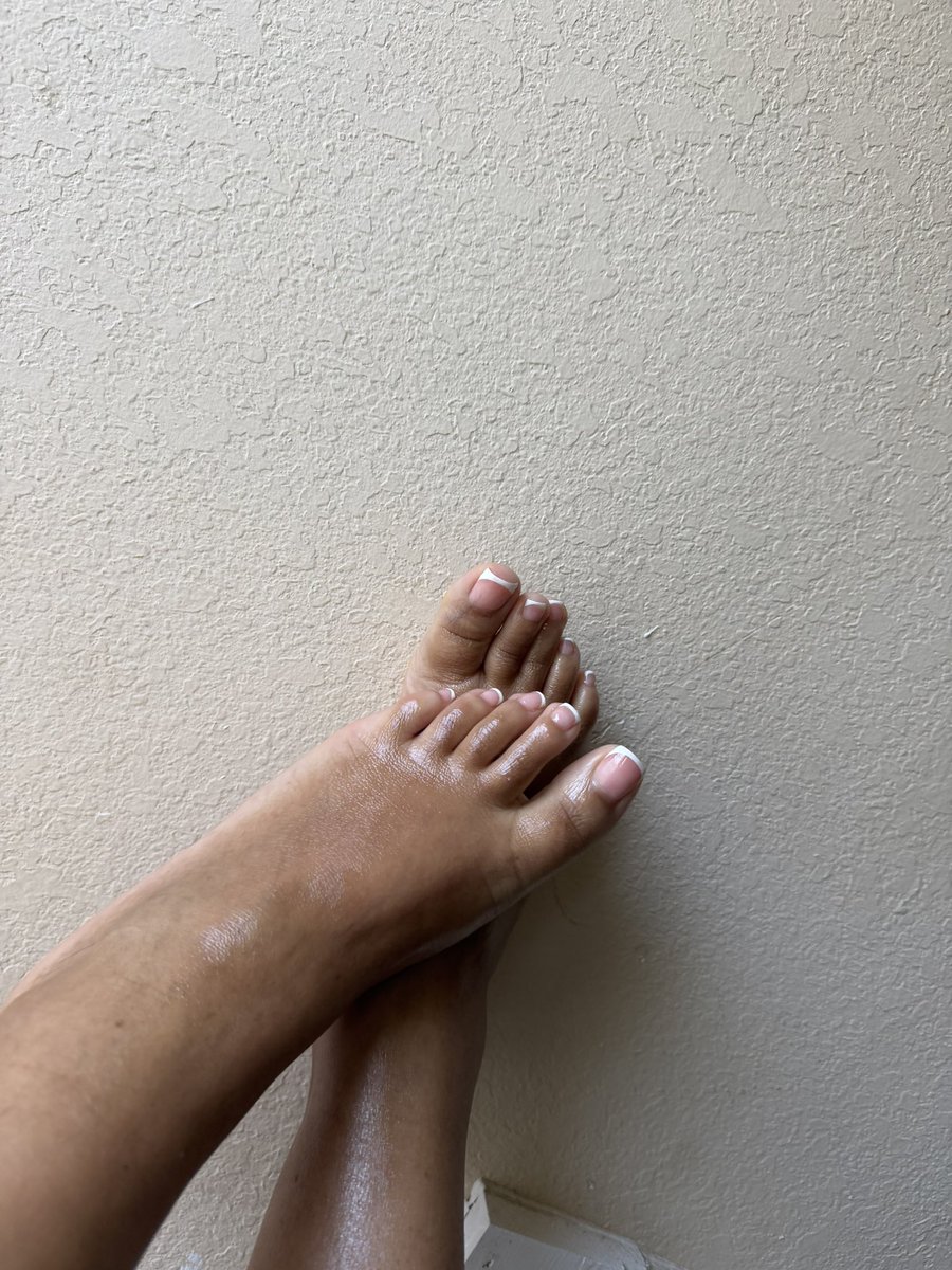 SexyyReadss's tweet photo. Want feet?! DM me 😉 serious inquiries only

#feetworshi̇p #footfetısh #feetfetısh #feetlover #lickmytoes 💋 https://t.co/O11lcSDoSy