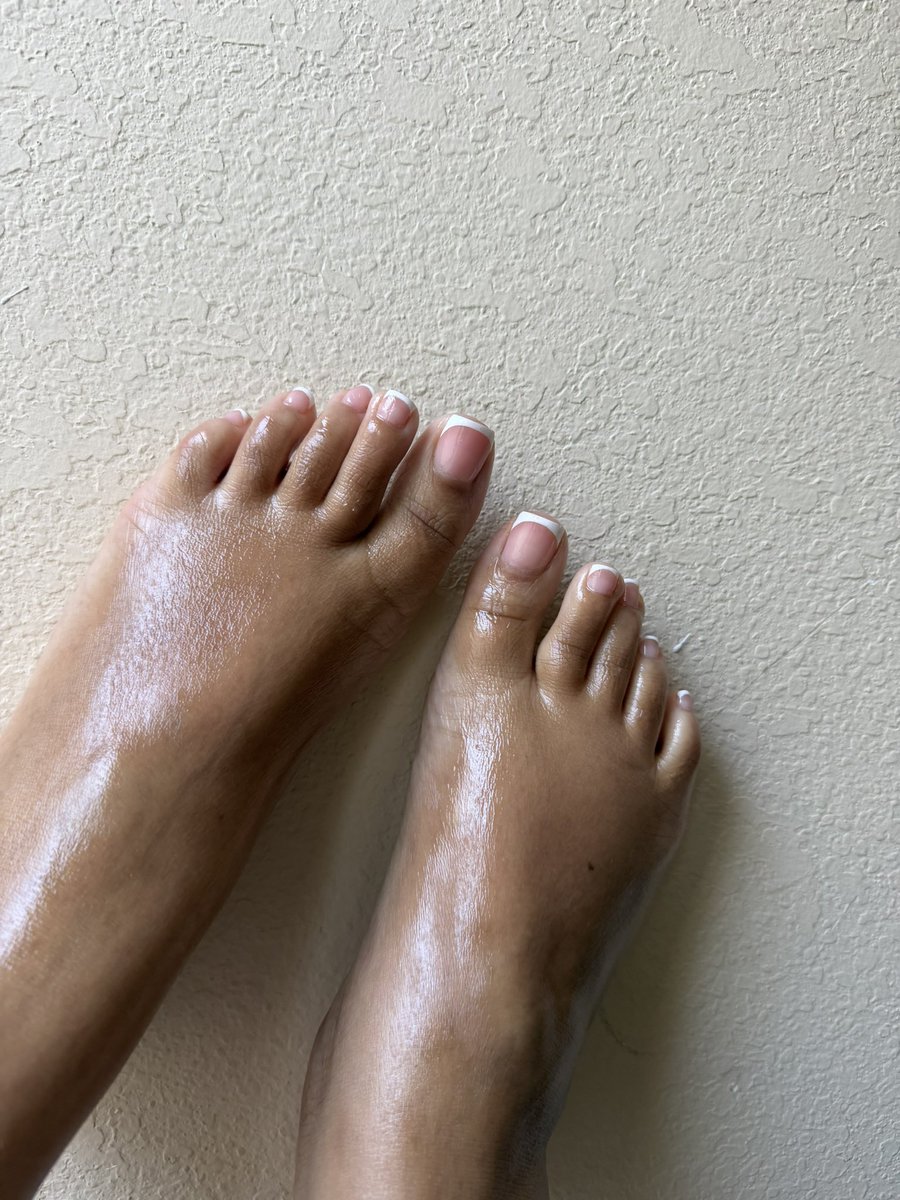 SexyyReadss's tweet photo. Want feet?! DM me 😉 serious inquiries only

#feetworshi̇p #footfetısh #feetfetısh #feetlover #lickmytoes 💋 https://t.co/O11lcSDoSy