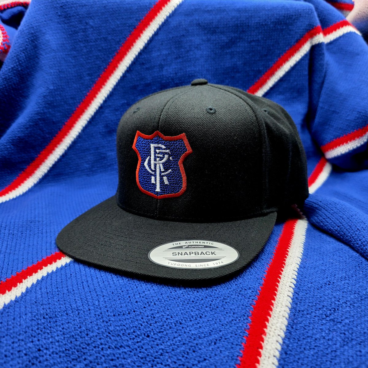___thefamous's tweet photo. FRIDAY - FRESH DROP... 🔥

New Alex Scott Heritage Away Shirt ° Crest Snapback ° Shield Bucket 🔥

Online now - International Shipping - Links Below https://t.co/9sibYbcd4O