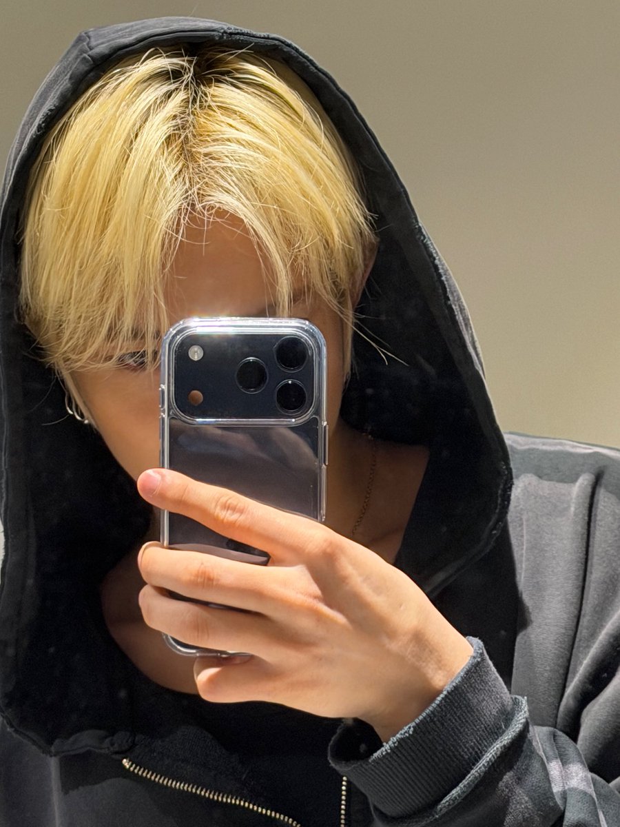 oliveurbae's tweet photo. lagi suka mirror selfie kah diaa https://t.co/uOUyqjTfVh