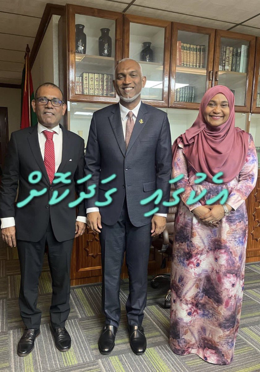 aisherth's tweet photo. މިހާރުގެ ރައީސް ނަޝީދުއަކީ ކުރީން ހުުރި ރައީސް ނަޝީދެއް ނޫން! 

ރައީސް ނަޝީދު މިހާރު ބޭނުންފުޅުވަނީ އެމްޑީޕީ އާއި ގައުމު އޭނާގެ ކޮންޓްރޯލްގެ ދަށަށް ގެނައުން- ލޮލަށް ނިދި ނައިސްގެން މިހުރިހާދުވަހު ނަޝީދު އުޅުއްވީ އެކަމާހުރެ. 
މިހިސާބަށް ވެސް އާދެވުނީ @faya_i ބުރޯ އާ އެކުހެދި ހުތުރު ޑީލަކުން. 
ނަޝީދު އަކީ އަމިއް��ަ އެދުމުން ފޯވެފައި ހުންނެވި ނާސިސިސްޓެއް. 

އަމިއްލަ އެދުމުން ފޯވެފައި ހުންނެވި ނާސިސިސްޓެއް މިގައުމެއްވެސް އެމްޑީޕީއެއްވެސް ބޭނުމެއް ނުވޭ!