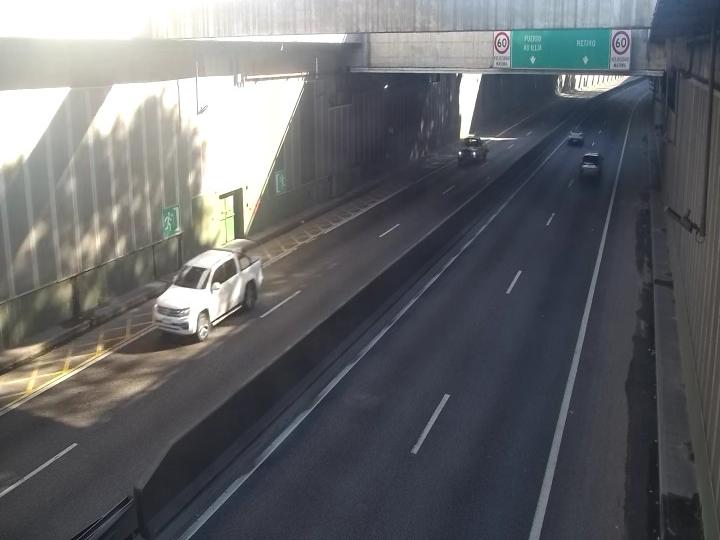 AUSA's tweet photo. Atención‼️ Como cada fin de semana, desde esta noche a las 22 hs y hasta el lunes a las 5, el #PaseodelBajo queda habilitado para la circulación de autos (no motos). Recordá que de lunes a viernes, esa autopista es exclusiva para uso de tránsito pesado🚛 https://t.co/jyJ2lqQgI3